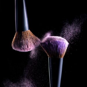 Cosmetic brushes with cosmetic powder spreading